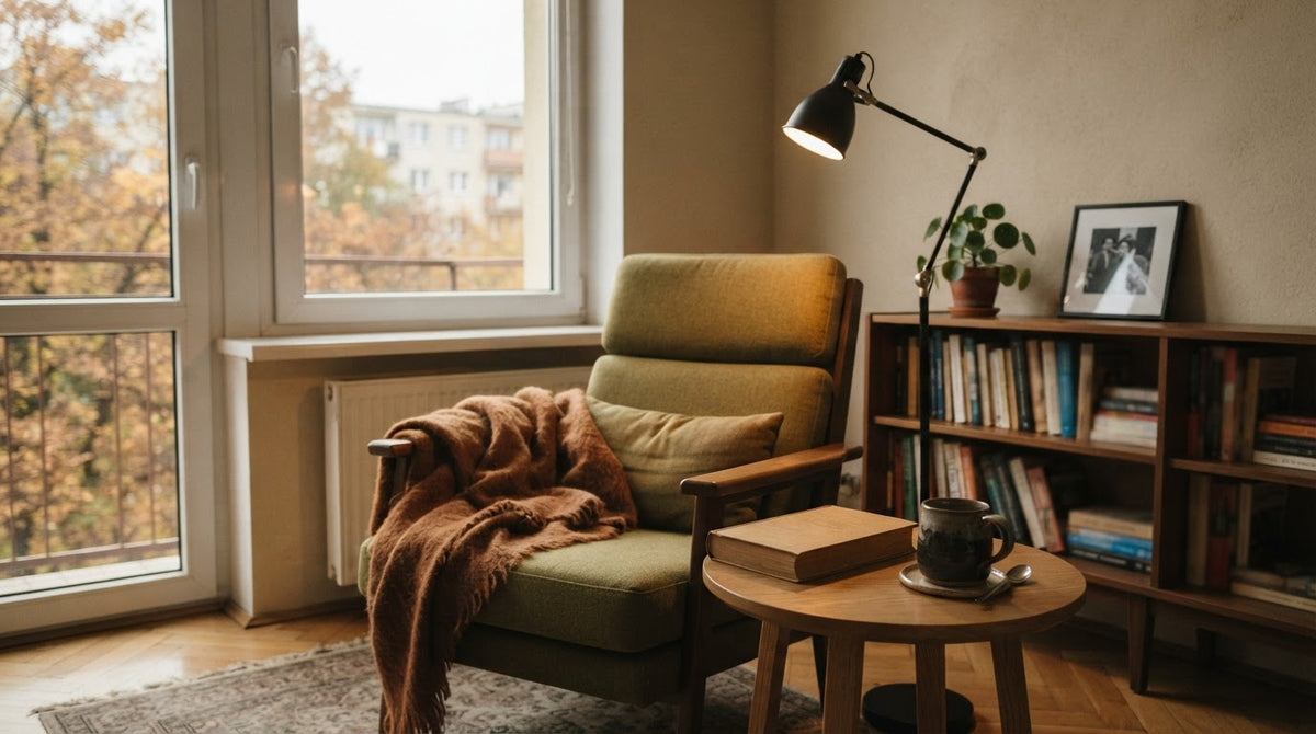 Kącik do czytania z oliwkowym fotelem, lampą i drewnianym stolikiem przy oknie — ilustracja aranżacyjna AI