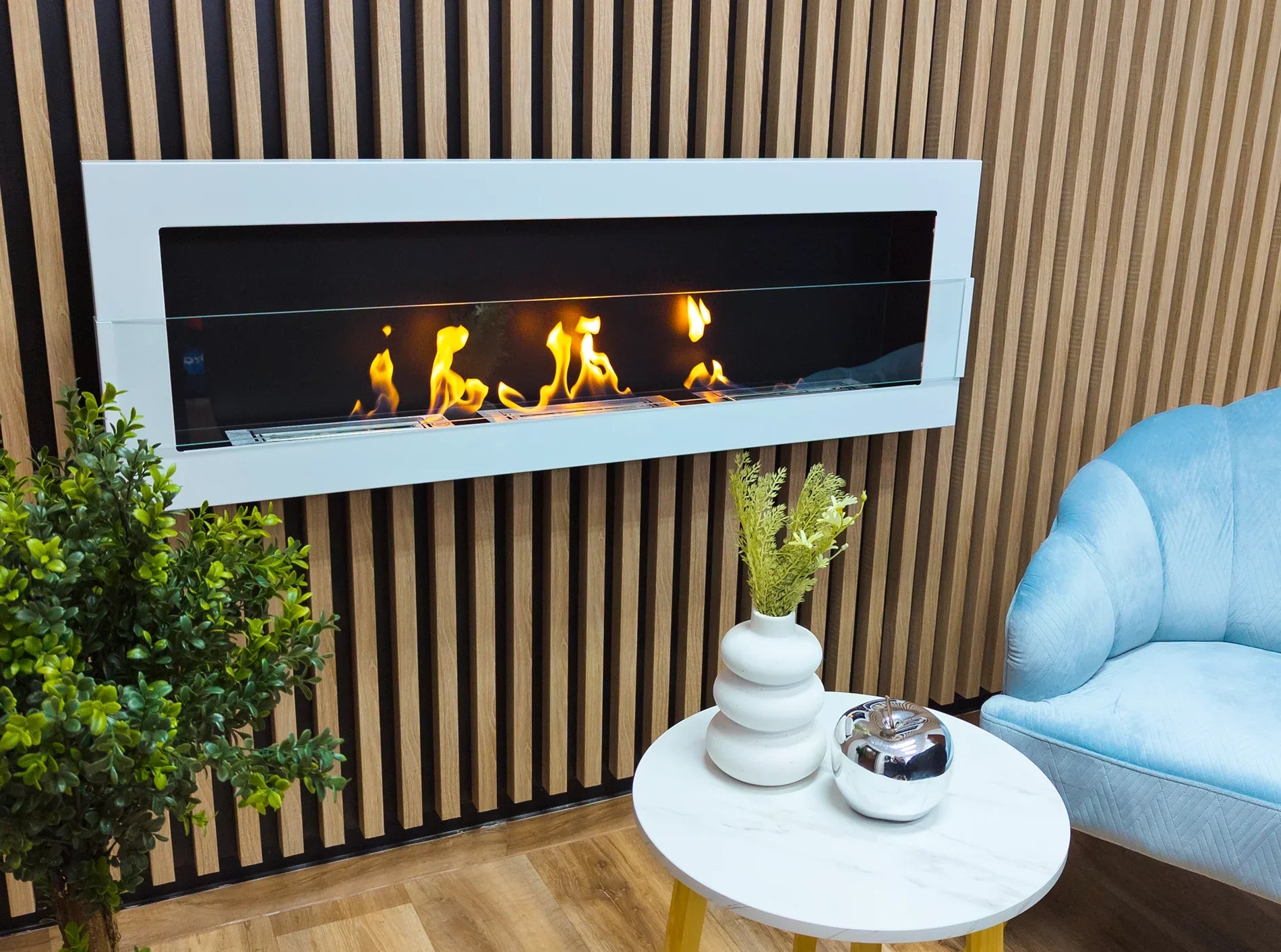 Biokominek wiszący z szybą 1200x400 biały połysk – aranżacja producenta