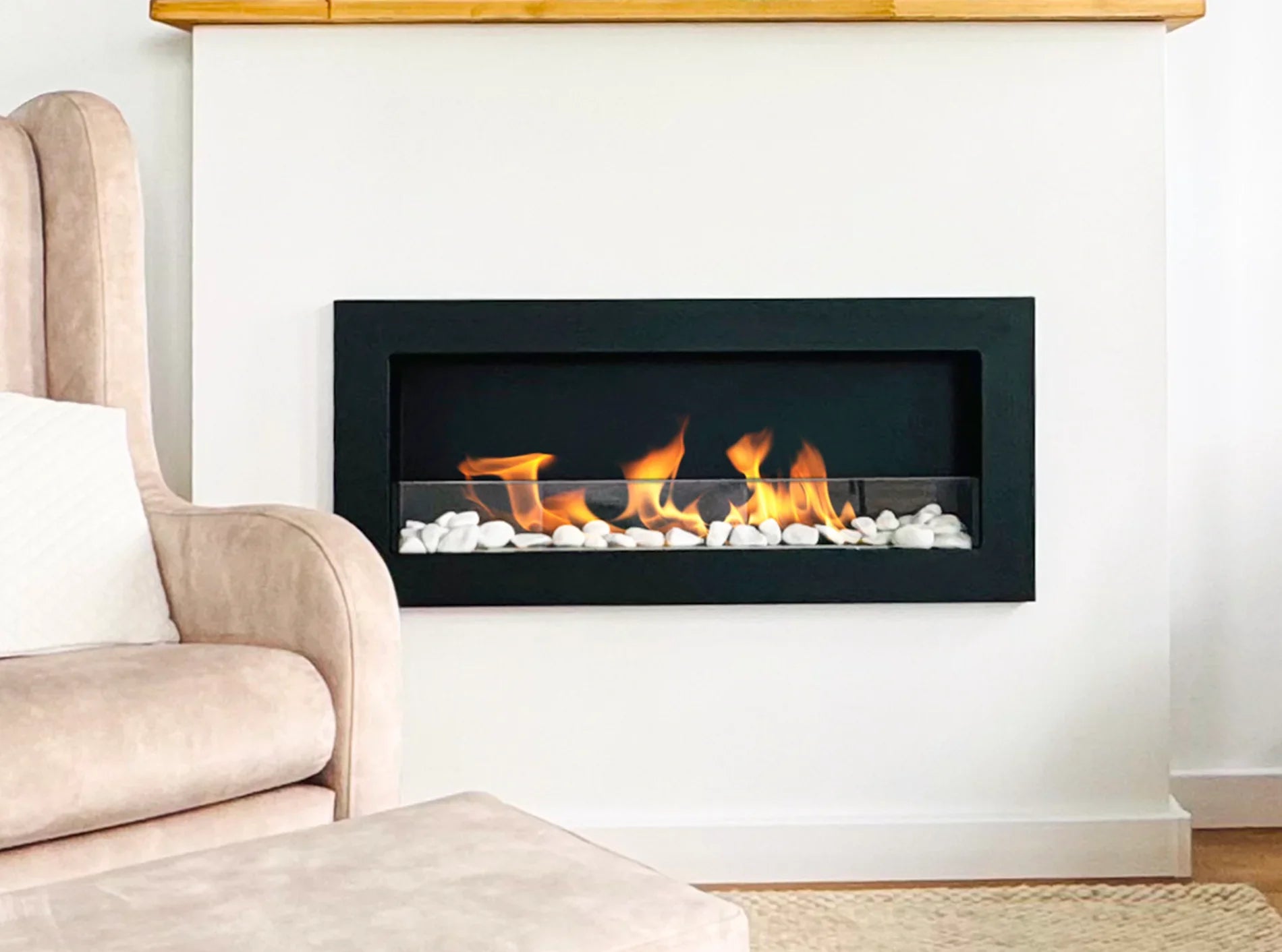 Biokominek wiszący 900 × 400 Slim czarny mat z szybą – aranżacja producenta