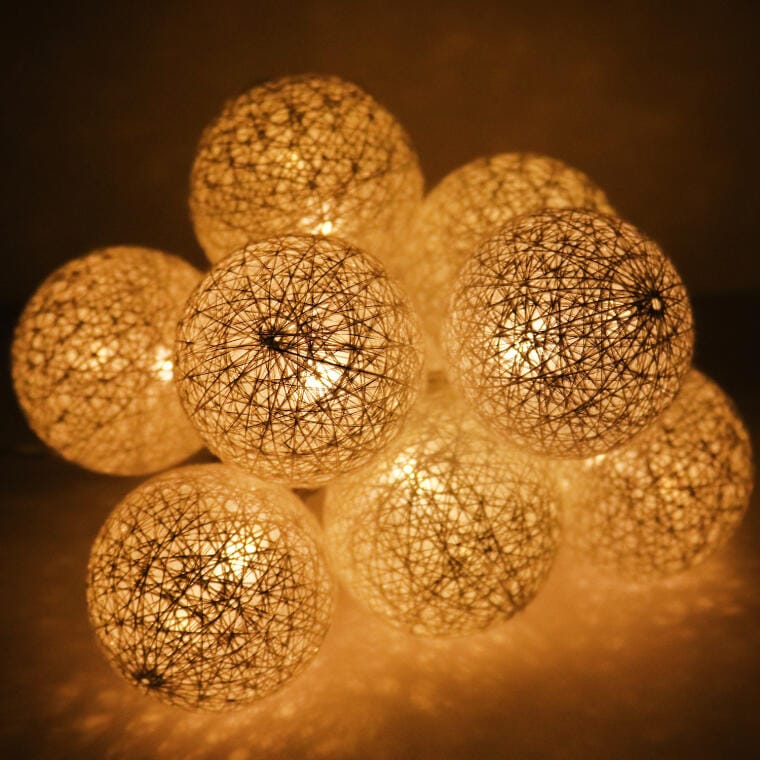 Białe lampki Cotton Balls 10 LED na baterie – fotografia produktu