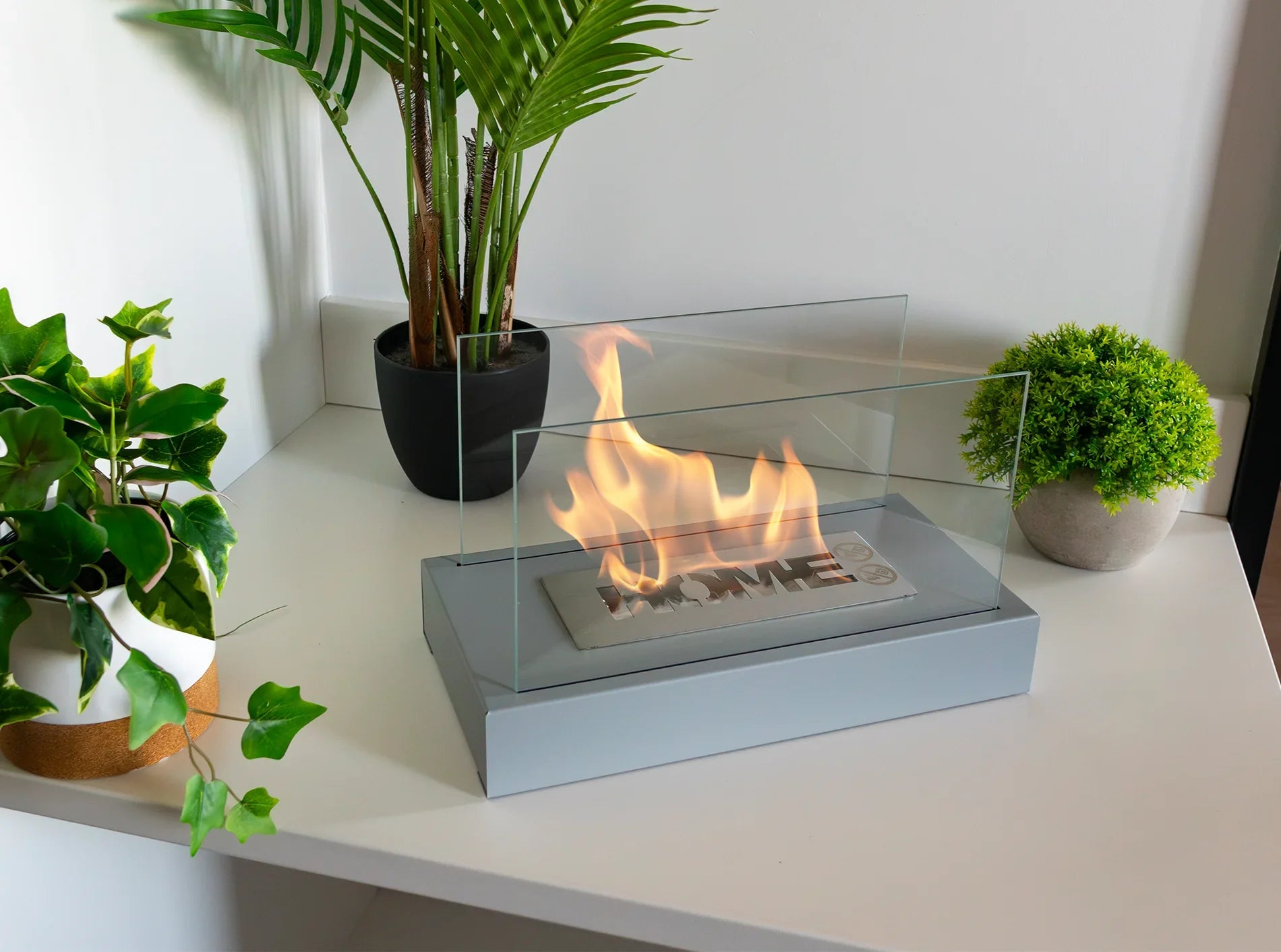 Biokominek wolnostojący Home szary mat – aranżacja producenta