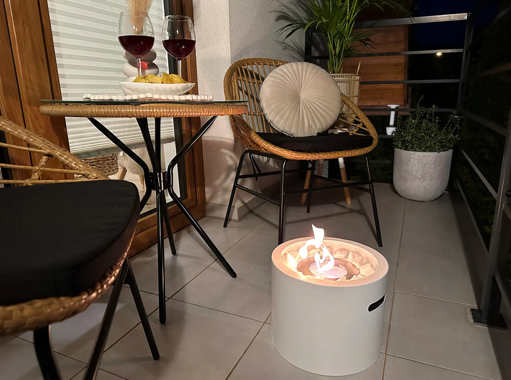 Biokominek wolnostojący Moon Mini biały mat – aranżacja producenta