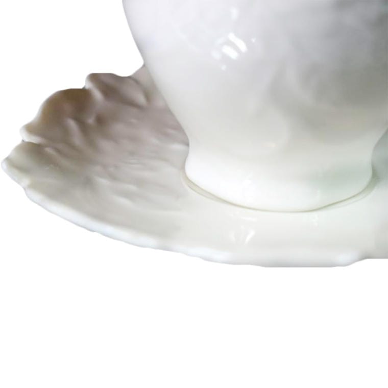 Biała porcelanowa filiżanka Goliat A-2740 ze spodkiem — zdjęcie detalu