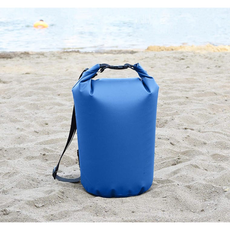Niebieski worek wodoodporny 5 l Goliat A3003-2/12x44 na plaży — ujęcie producenta
